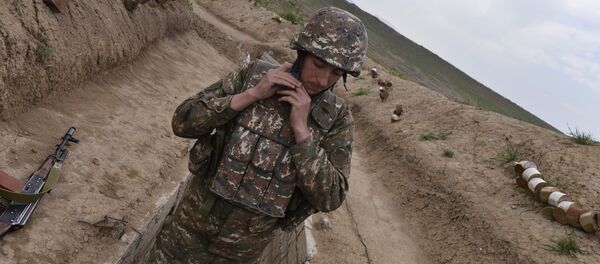 Военнослужащий в зоне карабахского конфликта. Военнослужащий в зоне карабахского конфликта. - Sputnik Таджикистан