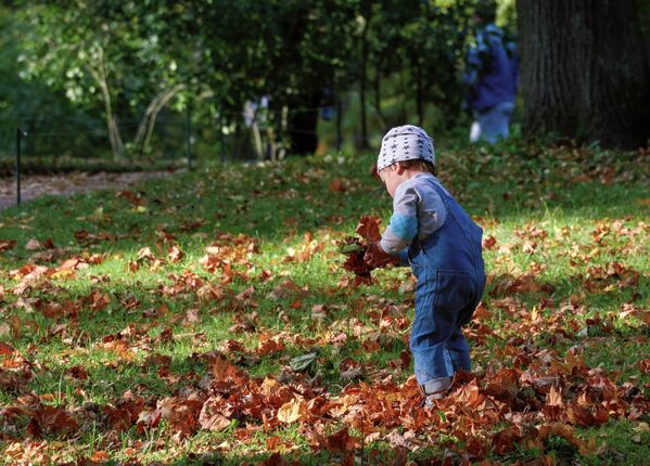 Ребенок на прогулке в Приоратском парке города Гатчина под Санкт-Петербургом - Sputnik Тоҷикистон