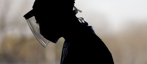 Врач в защитном костюме оказывает помощь пациенту. архивное фото - Sputnik Таджикистан