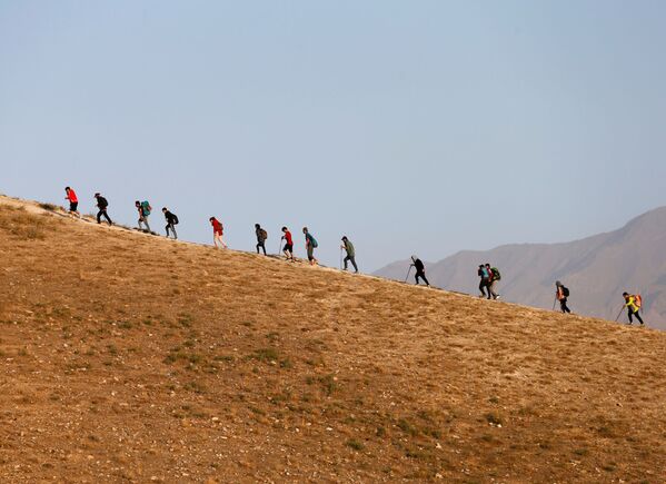 Участники альпинистской команды Hikeventures во время тренировки в горах на окраине Кабула - Sputnik Таджикистан