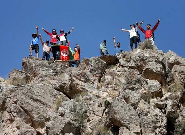 Участники альпинистской команды Hikeventures во время тренировки в горах на окраине Кабула - Sputnik Таджикистан