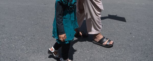 Маленькую девочку ведут за руку Маленькую девочку ведут за руку - Sputnik Таджикистан