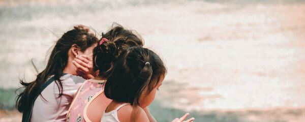 Маленькие девочки сидят на траве - Sputnik Тоҷикистон