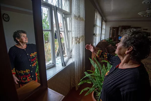 Выбитые в результате обстрелов окна общины Иванян Нагорного Карабаха Выбитые в результате обстрелов окна общины Иванян Нагорного Карабаха - Sputnik Тоҷикистон