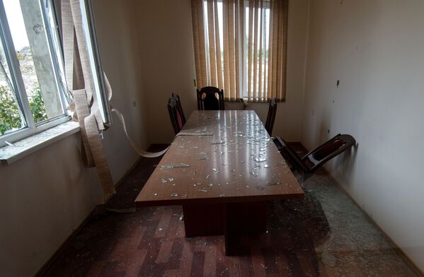 Дом, поврежденный в результате обстрелов общины Иванян Нагорного Карабаха - Sputnik Тоҷикистон