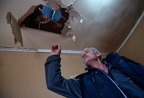 Дом, поврежденный в результате обстрела общины Иванян Нагорного Карабаха - Sputnik Тоҷикистон