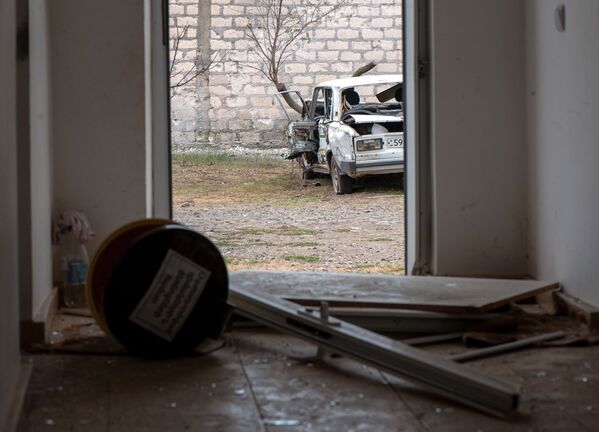 Дом и автомобиль, поврежденные в результате обстрелов общины Иванян Нагорного Карабаха - Sputnik Тоҷикистон