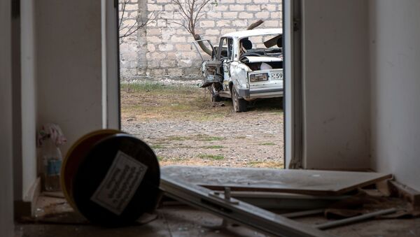 Дом и автомобиль, поврежденные в результате обстрелов общины Иванян Нагорного Карабаха - Sputnik Таджикистан