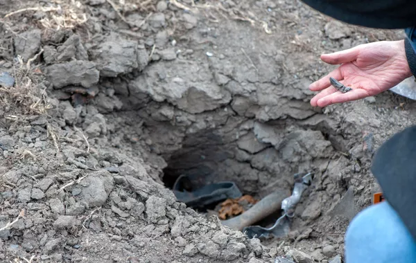 Воронка от снаряда, выпущенного по общине Иванян Нагорного Карабаха Воронка от снаряда, выпущенного по общине Иванян Нагорного Карабаха - Sputnik Тоҷикистон