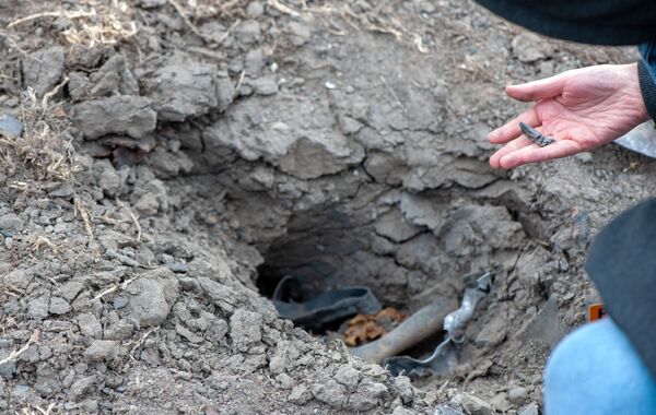 Воронка от снаряда, выпущенного по общине Иванян Нагорного Карабаха - Sputnik Тоҷикистон