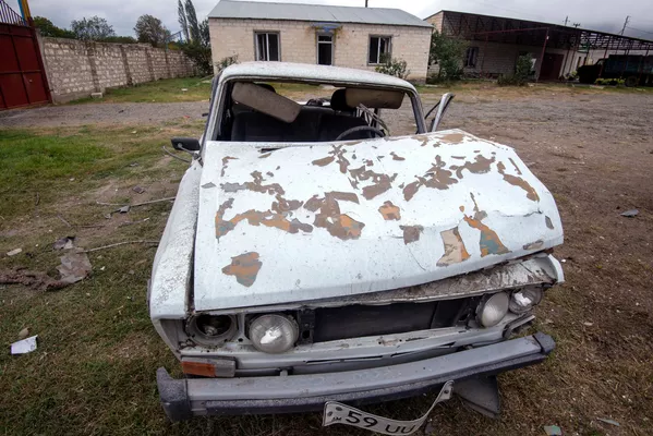 Поврежденный автомобиль в результате обстрелов общины Иванян Нагорного Карабаха Поврежденный автомобиль в результате обстрелов общины Иванян Нагорного Карабаха - Sputnik Тоҷикистон