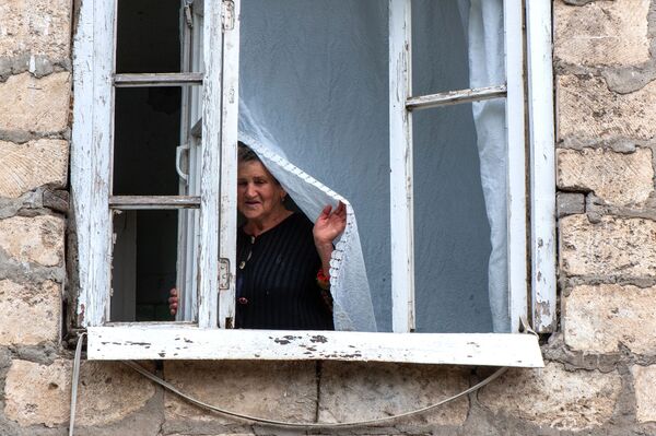 Выбитые окна в результате обстрелов общины Иванян Нагорного Карабаха - Sputnik Тоҷикистон