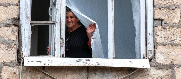 Выбитые окна в результате обстрелов общины Иванян Нагорного Карабаха - Sputnik Таджикистан