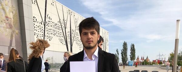 Студент Волгоградского государственного университета Азизхон Мавлоназаров, награжден грамотой и медалью Мы вместе от президента России Владимира Путина - Sputnik Тоҷикистон