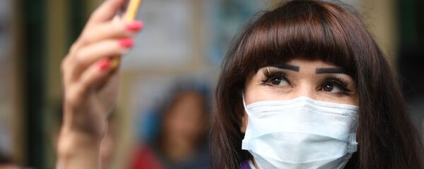 Женщина в таджикском национальном костюме и маске - Sputnik Тоҷикистон