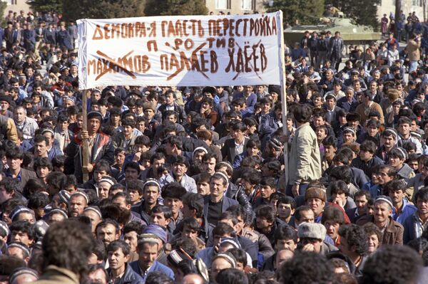 Массовые беспорядки, произошедшие в Душанбе с 10 по 17 февраля 1990 года Массовые беспорядки, произошедшие в Душанбе с 10 по 17 февраля 1990 года - Sputnik Таджикистан