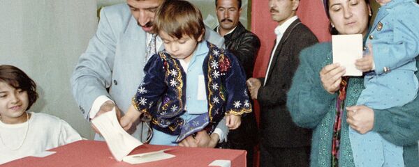 Жители Душанбе выбирают Президента Таджикистана на одном из избирательных участков - Sputnik Таджикистан