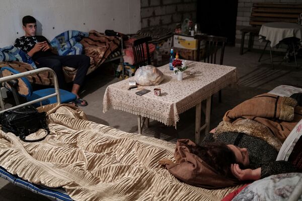 В Степанакерте люди во время обстрелов с азербайджанской стороны для спасения используют подвалы жилых домов  - Sputnik Таджикистан