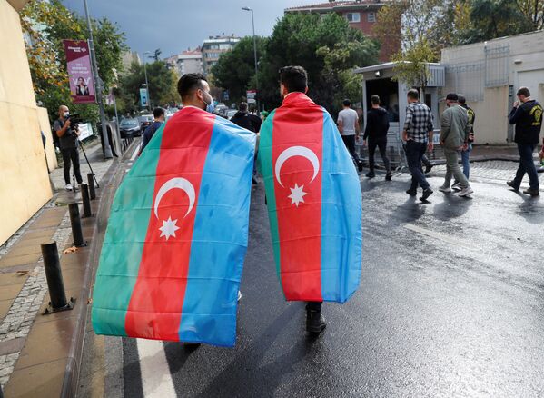 Азербайджанцы в разных странах проводят акции в поддержку своей страны. На фото - одна из таких акций в Стамбуле, Турция - Sputnik Таджикистан