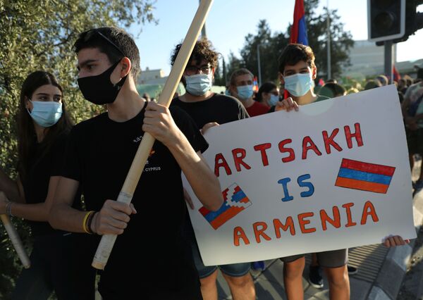 Акции в поддержку Армении и Карабаха проводят и армяне в разных странах мира. На фото - акция проходит на Кипре - Sputnik Таджикистан
