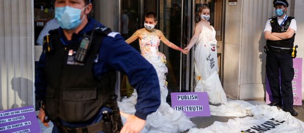Пандемия коронавируса COVID-19. В Лондоне общественные активисты проводят акцию протеста у всемирно известного издательства Conde Nast Пандемия коронавируса COVID-19. В Лондоне общественные активисты проводят акцию протеста у всемирно известного издательства Conde Nast - Sputnik Таджикистан