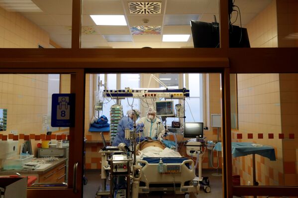 Тем временем в отделении реанимации в одной из больниц Праги (Чехия) врачи борются за жизнь одного из пациентов с COVID-19 - Sputnik Таджикистан