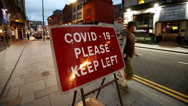 Пандемия коронавируса COVID-19. Человек идет по пустой улице во время локдауна в центре Ливерпуля, Великобритания - Sputnik Таджикистан