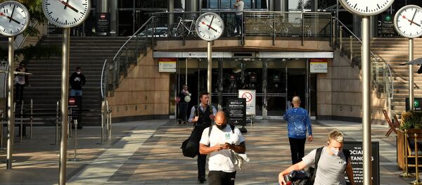 Пандемия коронавируса COVID-19. Просьба носить маски на экране в деловом районе Кэнэри-Уорф в Лондоне - Sputnik Тоҷикистон