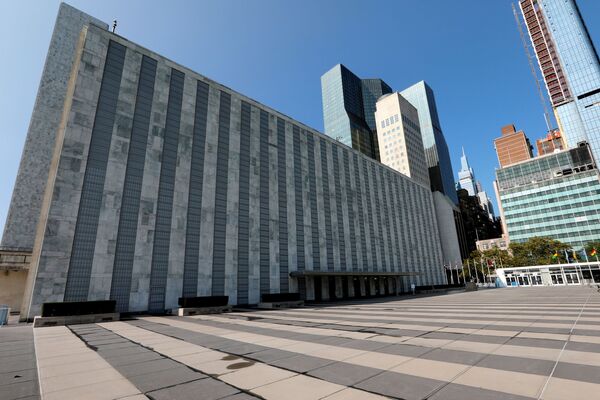 Хотя проходит очередная сессия Генассамблеи ООН, у здания Организации Объединенных наций в Нью-Йорке пустынно. Это тоже последствия пандемии - Sputnik Таджикистан