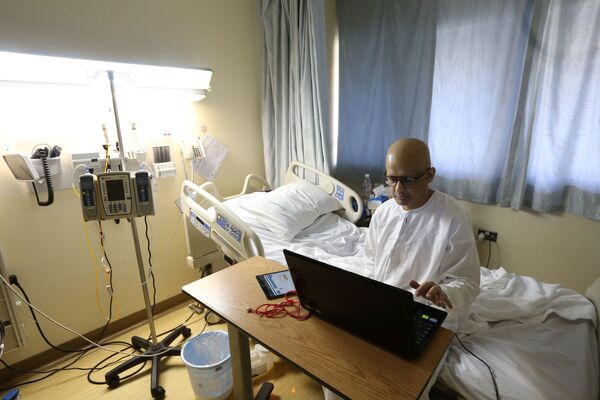 А так во время пандемии больной раком Мохаммед аль-Файфи, учитель из Саудовской Аравии, проводит из больницы Эр-Рияда дистанционные уроки арабского языка для своих студентов - Sputnik Таджикистан