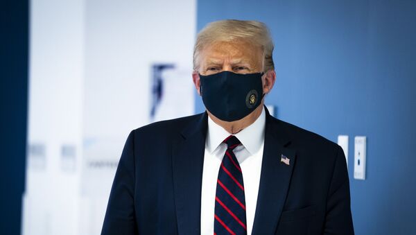 Президент США Дональд Трамп в защитной маске - Sputnik Таджикистан