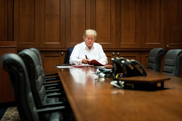 Президент США Дональд Трамп в конференц-зале во время прохождения лечения от коронавируса в США  - Sputnik Тоҷикистон