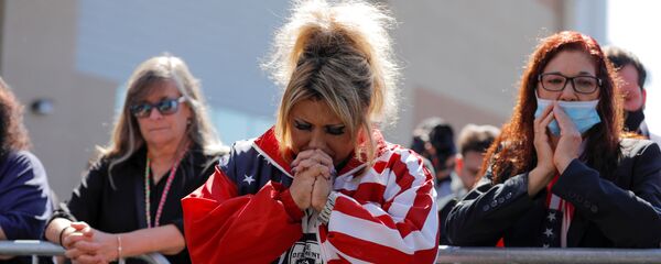 Сторонники Дональда Трампа во время молитвы в Нью-Йорке  - Sputnik Таджикистан