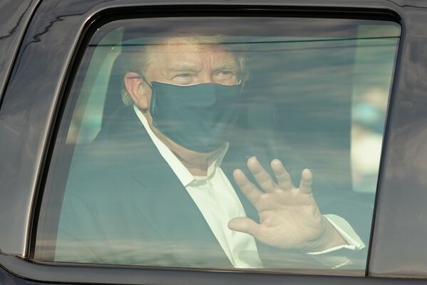 Президент США Дональд Трамп в машине у Медицинского центра Уолтера Рида - Sputnik Тоҷикистон