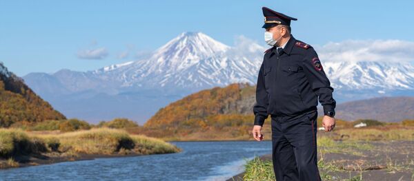 Сотрудник УМВД Камчатского края во время оперативно-разыскных мероприятий на месте предполагаемого происшествия на Халактырском пляже на Камчатке - Sputnik Таджикистан