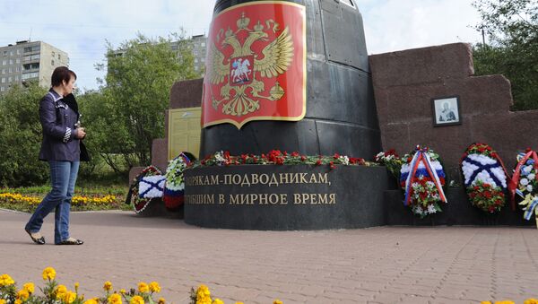 Прохожие у мемориала Морякам-подводникам, погибшим в мирное время в день тринадцатой годовщины гибели экипажа атомной подводной лодки Курск в Мурманске - Sputnik Таджикистан