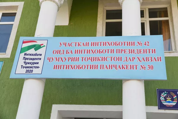 Избирательный участок в одной из школ Пенджакента Избирательный участок в одной из школ Пенджакента - Sputnik Тоҷикистон