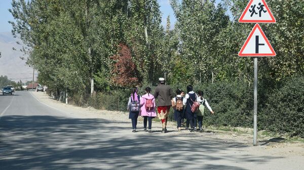 Дети идут в школу в Пенджакенте - Sputnik Таджикистан