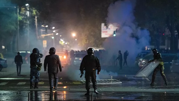 Участники акции протеста в Бишкеке. Протестующие аннулировать итоги парламентских выборов.