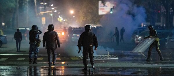 Участники акции протеста в Бишкеке. Протестующие аннулировать итоги парламентских выборов. - Sputnik Тоҷикистон