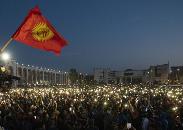 Участники акции протеста в Бишкеке. Протестующие аннулировать итоги парламентских выборов. - Sputnik Таджикистан