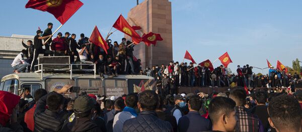 Участники акции протеста в Бишкеке. Протестующие аннулировать итоги парламентских выборов. - Sputnik Таджикистан