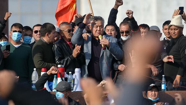 Участники акции протеста в Бишкеке. Протестующие аннулировать итоги парламентских выборов. - Sputnik Тоҷикистон