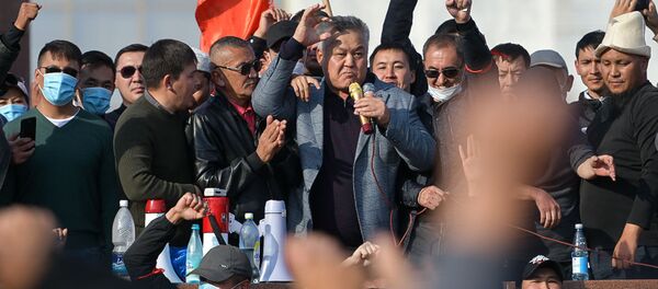 Участники акции протеста в Бишкеке. Протестующие аннулировать итоги парламентских выборов. - Sputnik Таджикистан