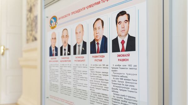 Стенд с кандидатами на пост президента Таджикистана в посольстве РТ в России - Sputnik Таджикистан