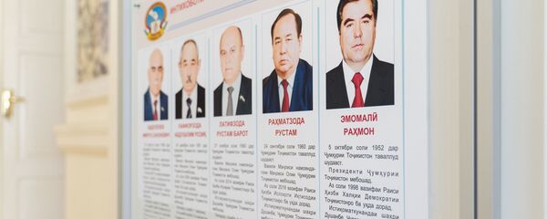 Стенд с кандидатами на пост президента Таджикистана в посольстве РТ в России - Sputnik Таджикистан