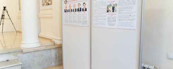 Стенд с кандидатами на пост президента Таджикистана в посольстве РТ в России Стенд с кандидатами на пост президента Таджикистана в посольстве РТ в России - Sputnik Таджикистан
