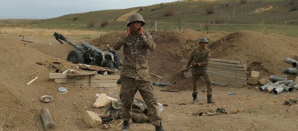 Военнослужащие Армии обороны Карабаха готовятся открыть артиллерийский огонь - Sputnik Таджикистан