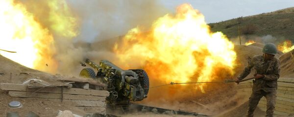 Военнослужащий Армии обороны Карабаха стреляет из артиллерийских орудий - Sputnik Таджикистан