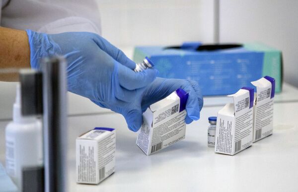 Аз ЭпиВакКорона чиро интизор шуд: маълумоти дар бораи ваксинаҳои пептидӣ Аз ЭпиВакКорона чиро интизор шуд: маълумоти дар бораи ваксинаҳои пептидӣ - Sputnik Тоҷикистон